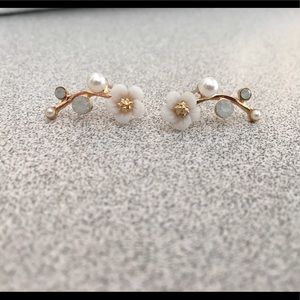🆕Gold Floral Pearl Ear Climber Earrings🌸